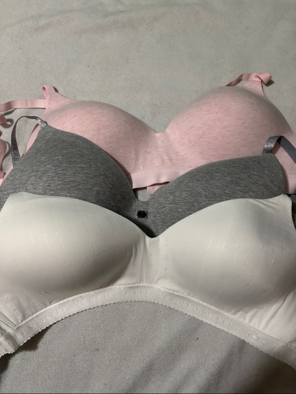 40C Victoria's Secret 3-Pack Seamless T-Shirt Bras - Pink, Gray & White